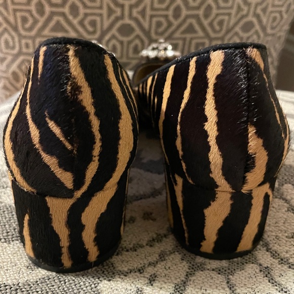 ANN TAYLOR DYED CALF HAIR FUR PUMPS WITH BROOCH RHINESTONES - Picture 3 of 10